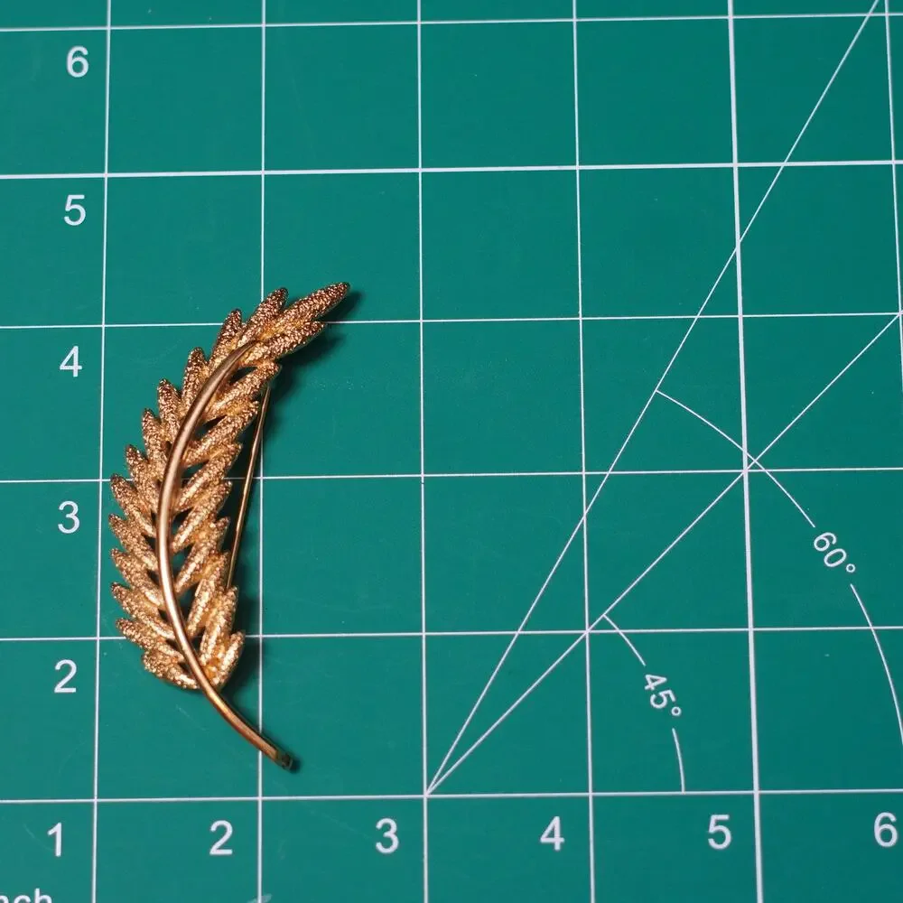 Vintage Signed MONET GOLD TONE Beautiful LEAF Brooch Pin 3”